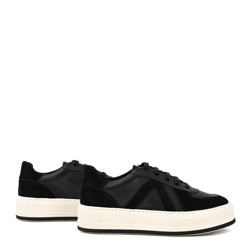 Black naroa sneaker